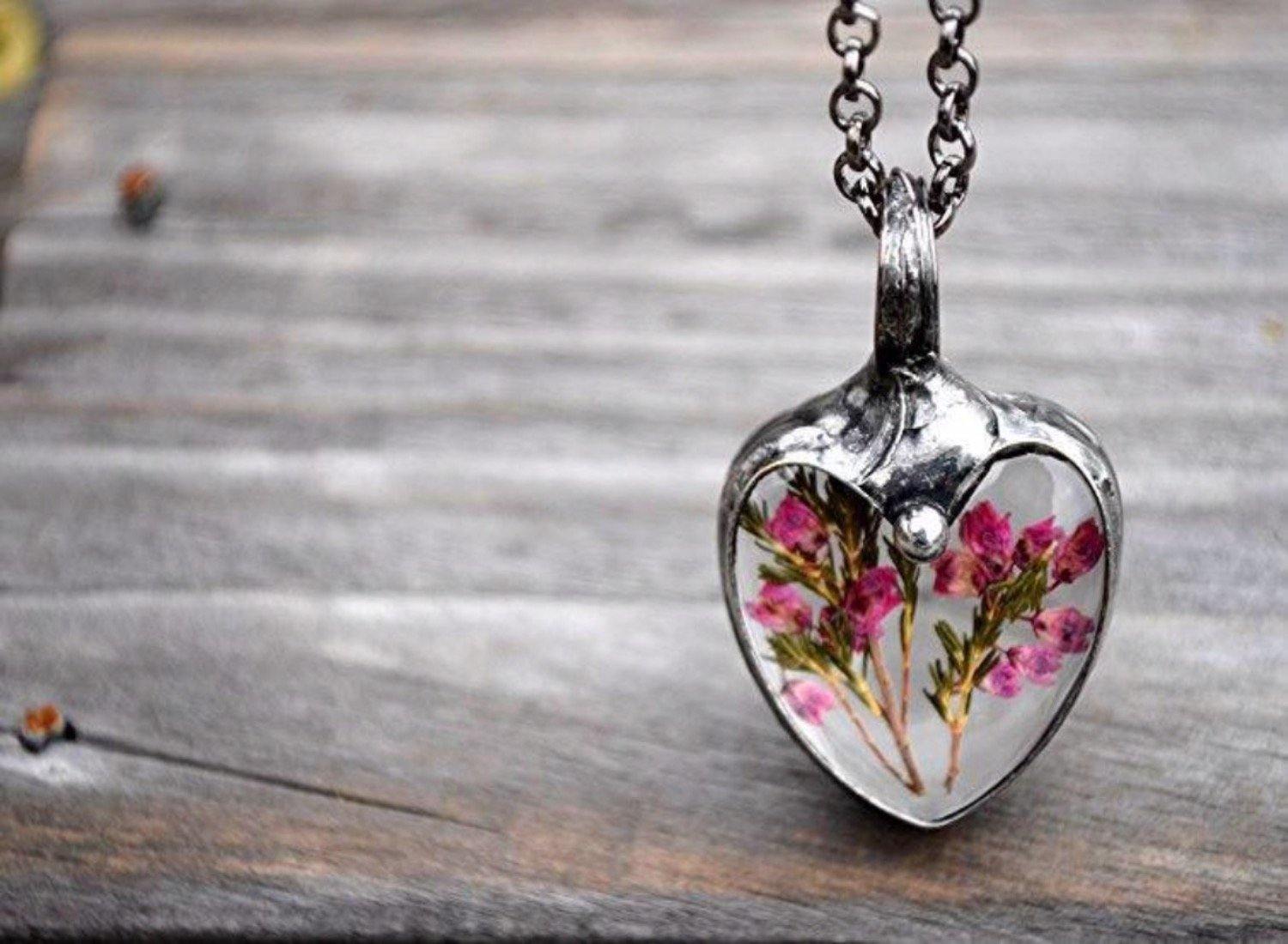 Natural Real Dried Flower Heart Glass Pendant Necklace – Round Floating Locket – Alloy & Glass – 60cm