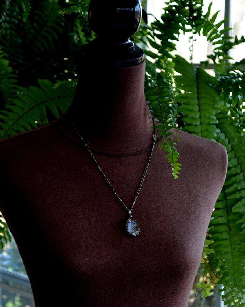 teardrop_necklace_on_bust_for_length