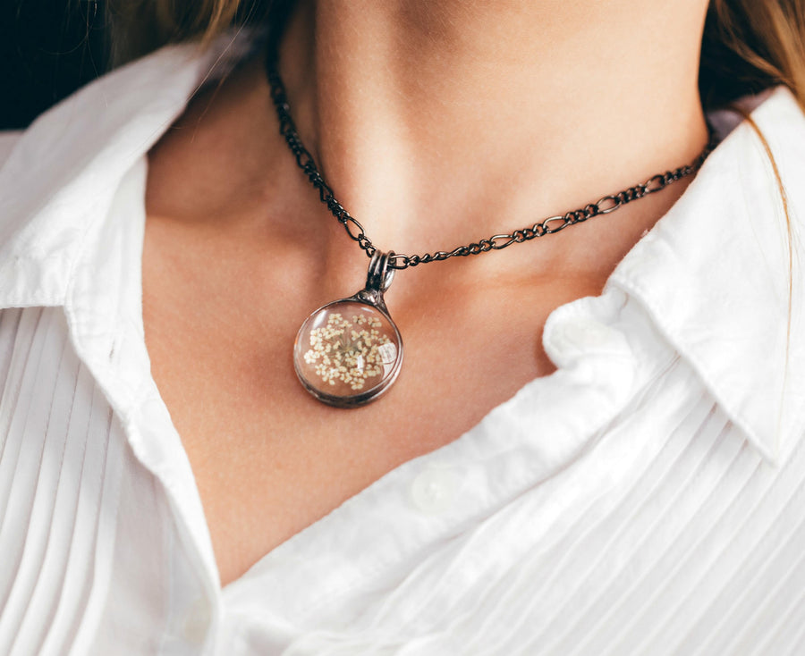Queen_Anne's_Lace_Necklace_on_Model