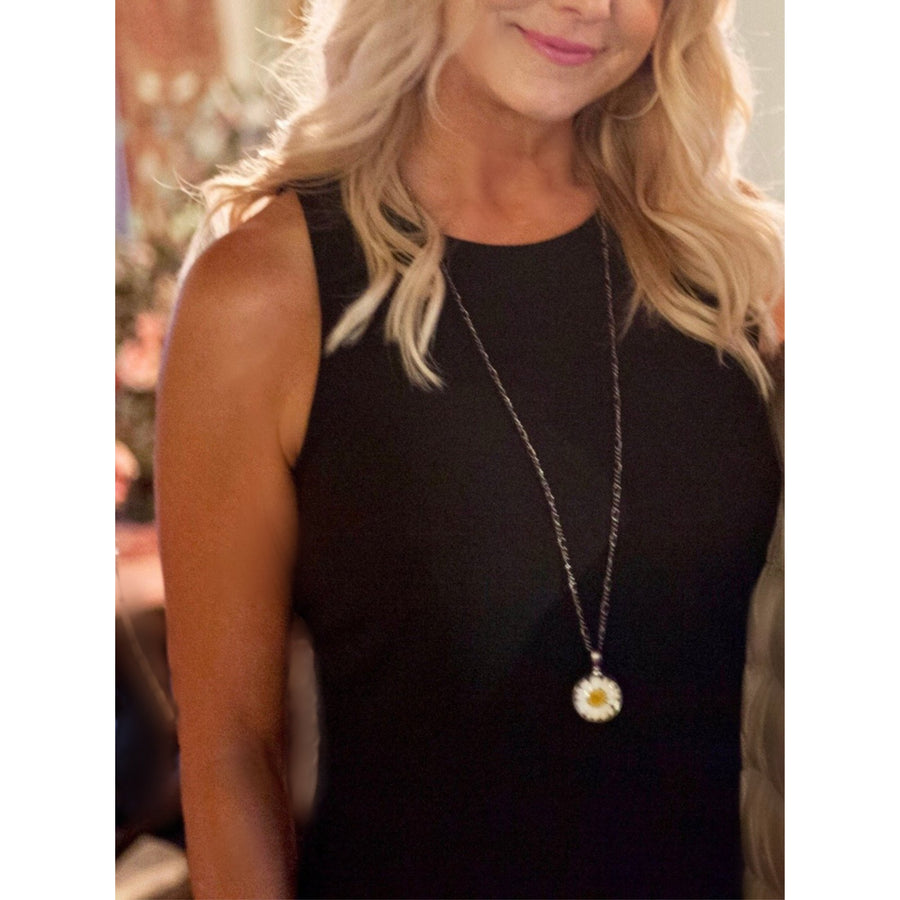 Model_wearing_Round_Daisy_Necklace